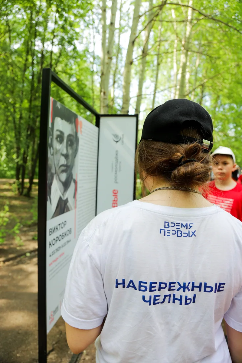 Участники экскурсии по экспозиции «Большие маленькие герои»