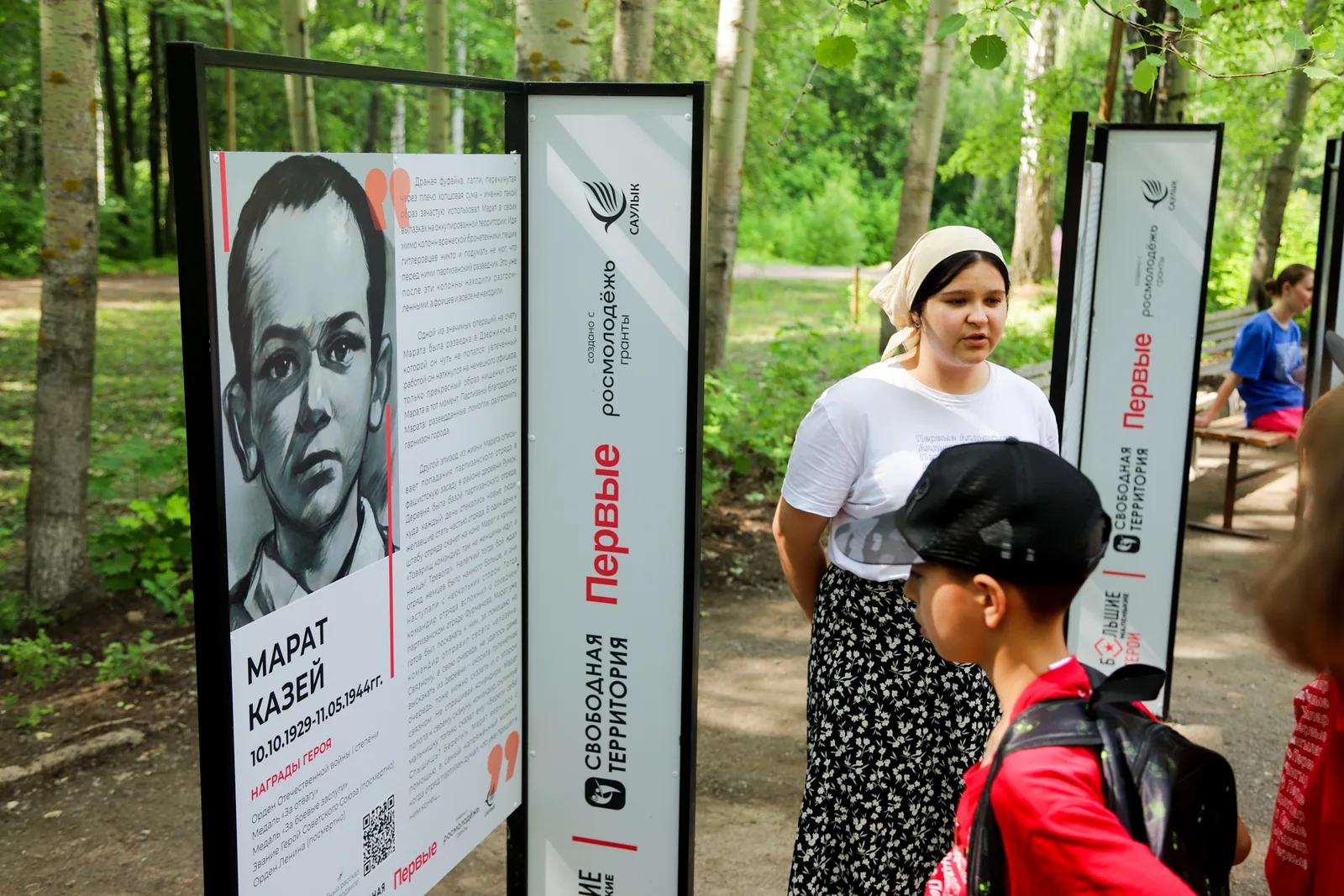 Участники экскурсии по экспозиции «Большие маленькие герои»