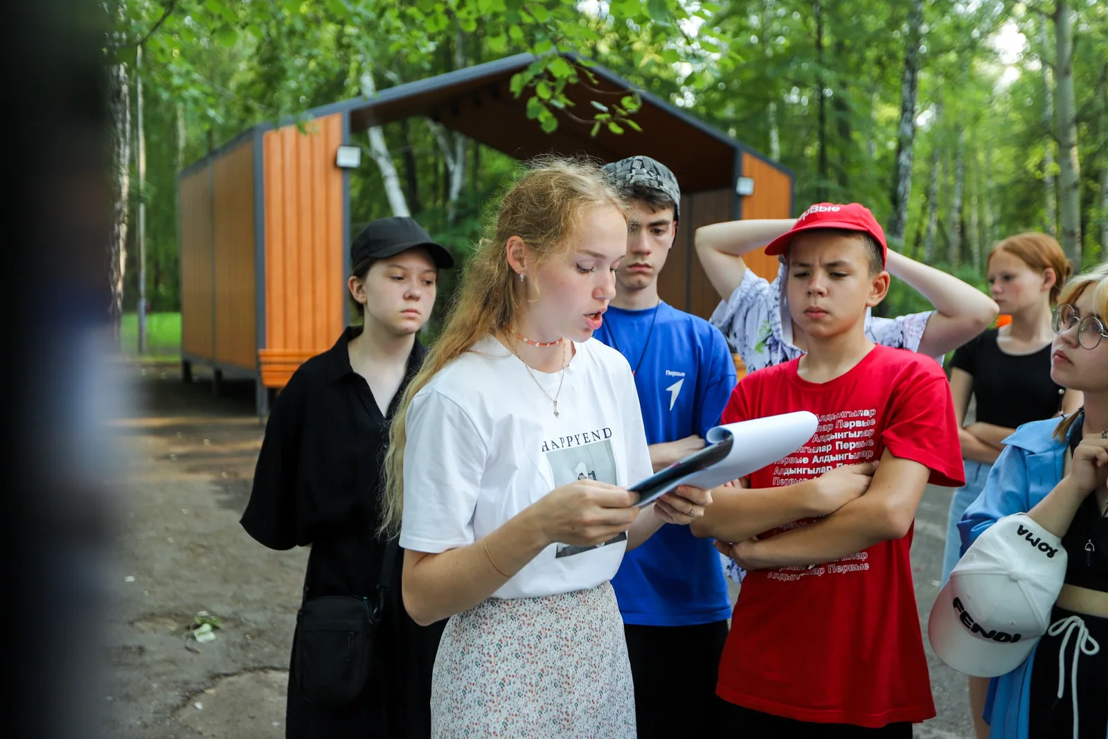 Участники экскурсии по экспозиции «Большие маленькие герои»