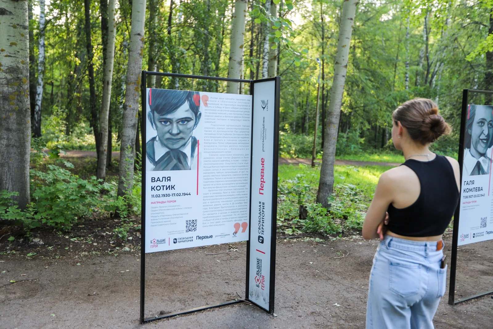 Участники экскурсии по экспозиции «Большие маленькие герои»