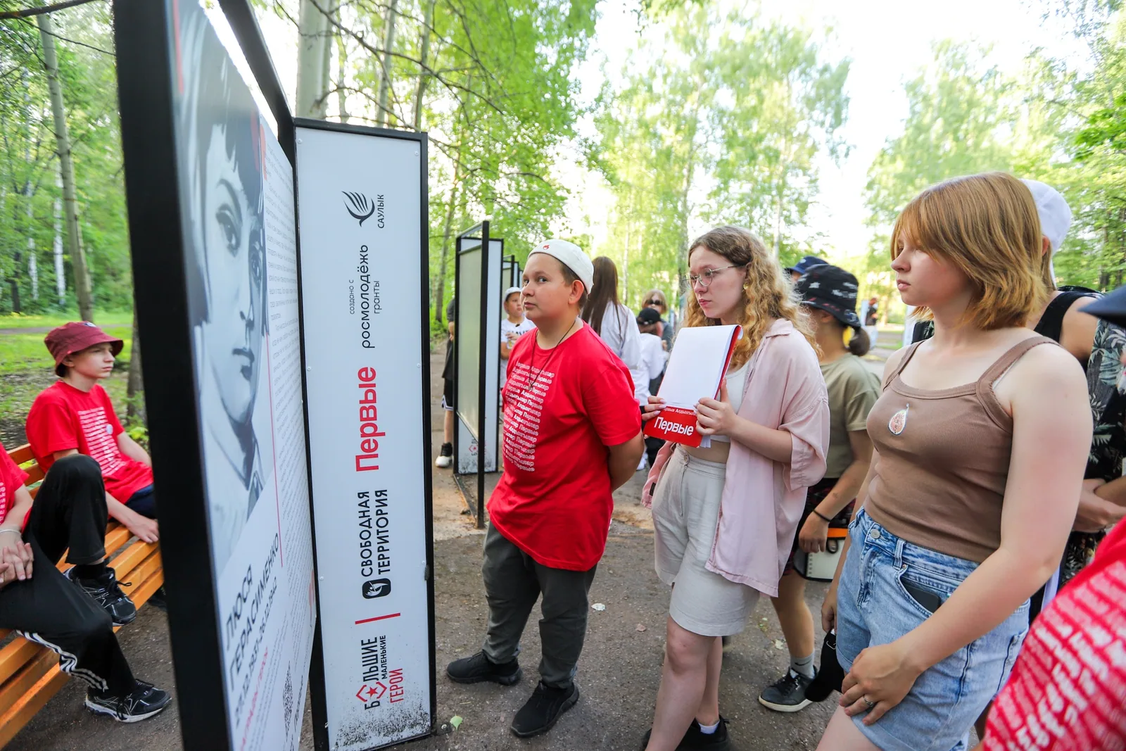 Участники экскурсии по экспозиции «Большие маленькие герои»