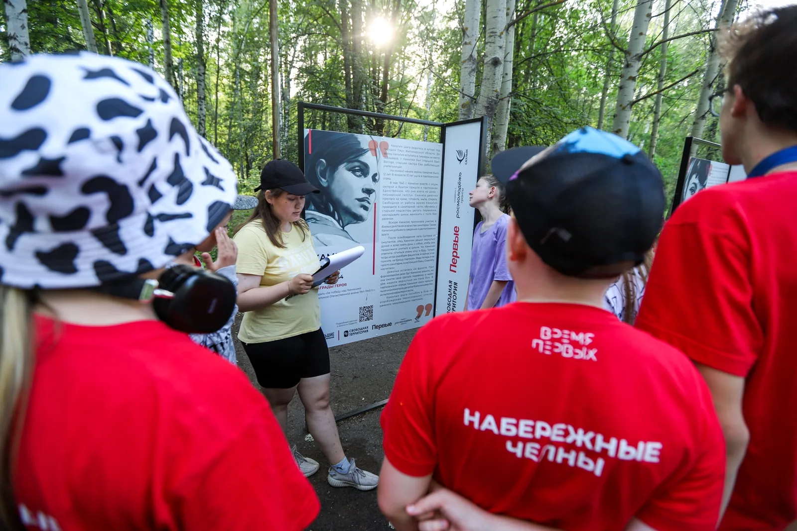 Участники экскурсии по экспозиции «Большие маленькие герои»