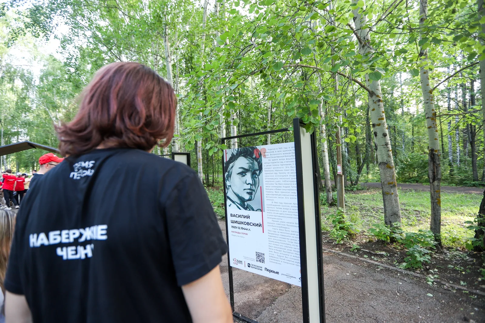 Участники экскурсии по экспозиции «Большие маленькие герои»