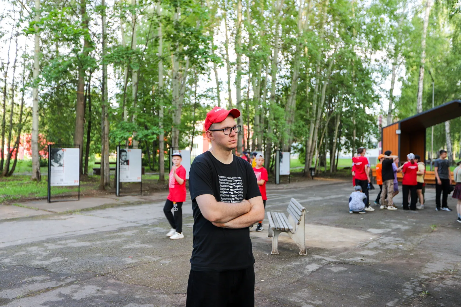 Участники экскурсии по экспозиции «Большие маленькие герои»